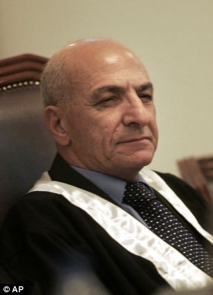 عبدالرحمن رؤوف القاضي الذي حكم بالإعدام على صدام حسين