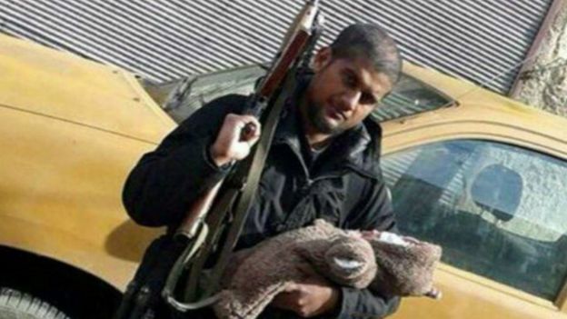 أبو رميساء ظهر في شريط فيديو من سوريا حاملا بندقية ورضيعه حديث الولادة وهدد بريطانيا