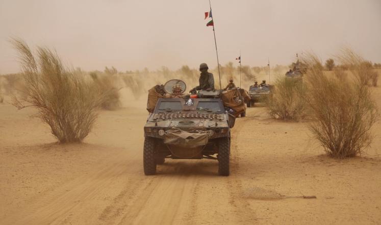 قوات فرنسية تقوم بأعمال الدورية في منطقة بشمال مالي في إطار عملية لنزع سلاح المسلحين 