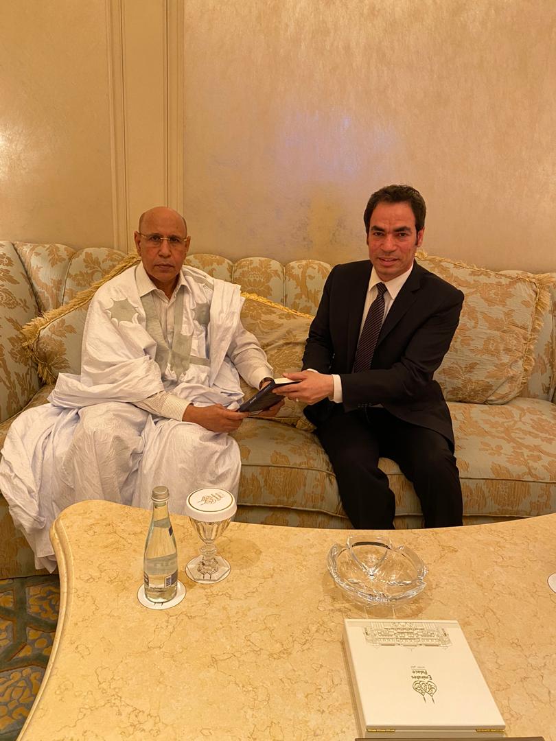 أحمد المسلماني يهدي الرئيس الموريتاني محمد ولد الغزواني نسخة من كتابه